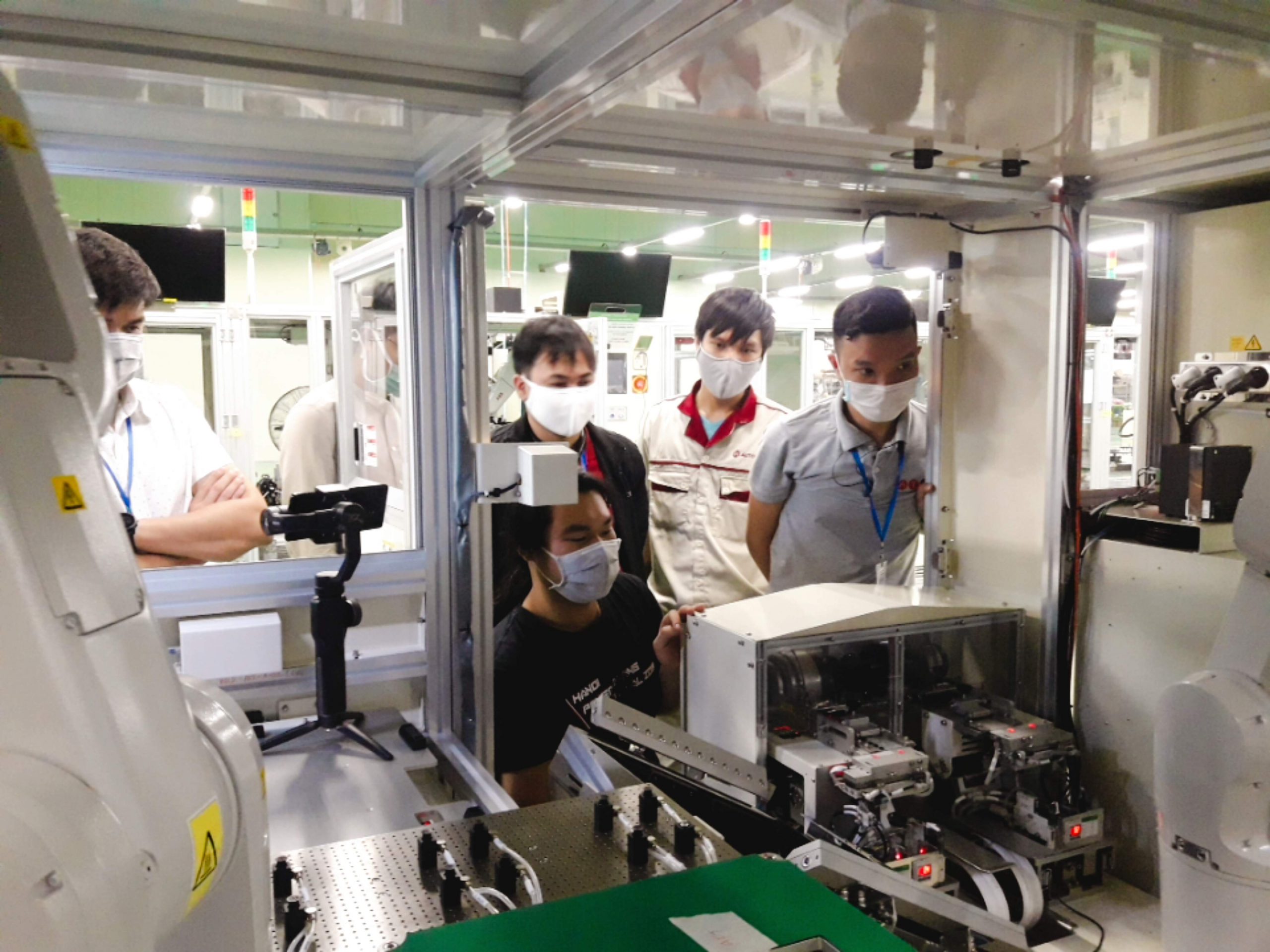Behind the modern production line are many elite engineers and programmers.